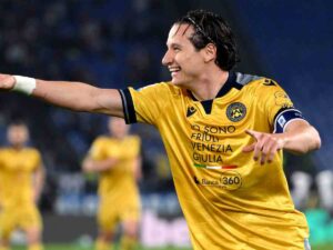 Florian Thauvin dell'Udinese esulta indicando un compagno