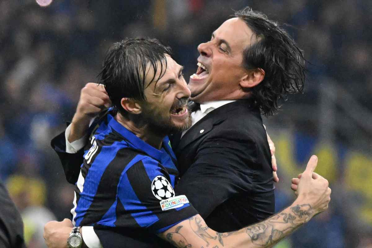 Francesco Acerbi e Simone Inzaghi si abbracciano dopo una vittoria