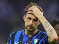 Francesco Acerbi dell'Inter con le mani nei capelli