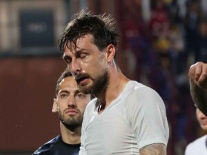 Francesco Acerbi stanco e con gli occhi chiusi