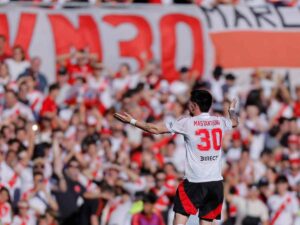 Franco Mastantuono esulta davanti ai tifosi del River Plate