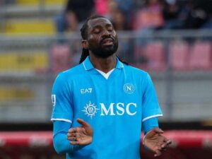 Frank Anguissa con gli occhi chiusi e la testa rivolta verso l'alto