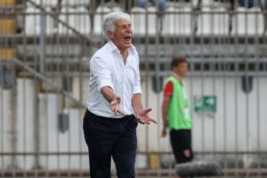 Gian Piero Gasperini urla dalla panchina durante una gara