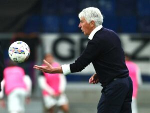 Gian Piero Gasperini lancia un pallone dalla panchina