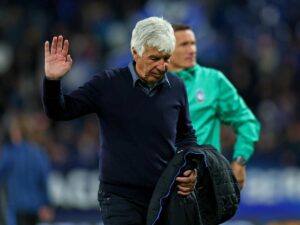 Gian Piero Gasperini saluta i tifosi a testa bassa