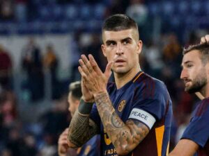 Gianluca Mancini saluta e applaude i tifosi della Roma