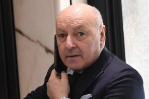 Giuseppe Marotta al telefono