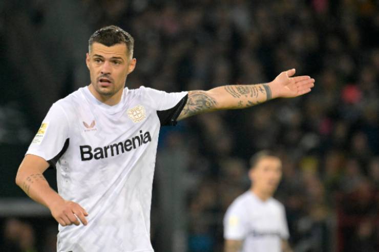 Granit Xhaka sembra indicare la direzione del suo futuro