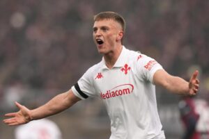 Albert Gudmundsson nervoso in campo