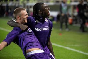 Gudmundsson e Kean esultano dopo un gol