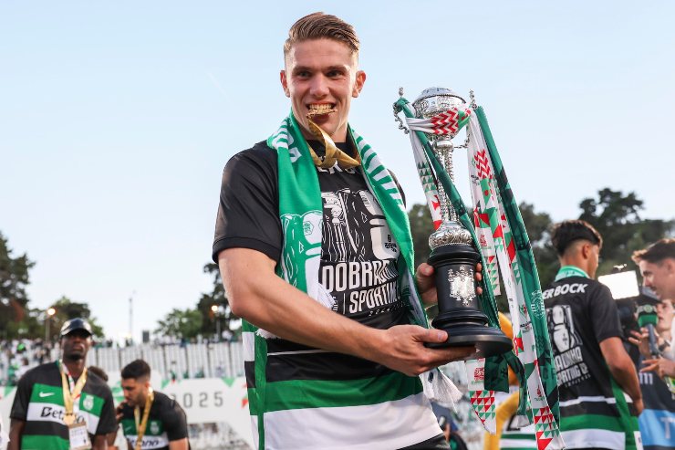 Viktor Gyokeres con la coppa