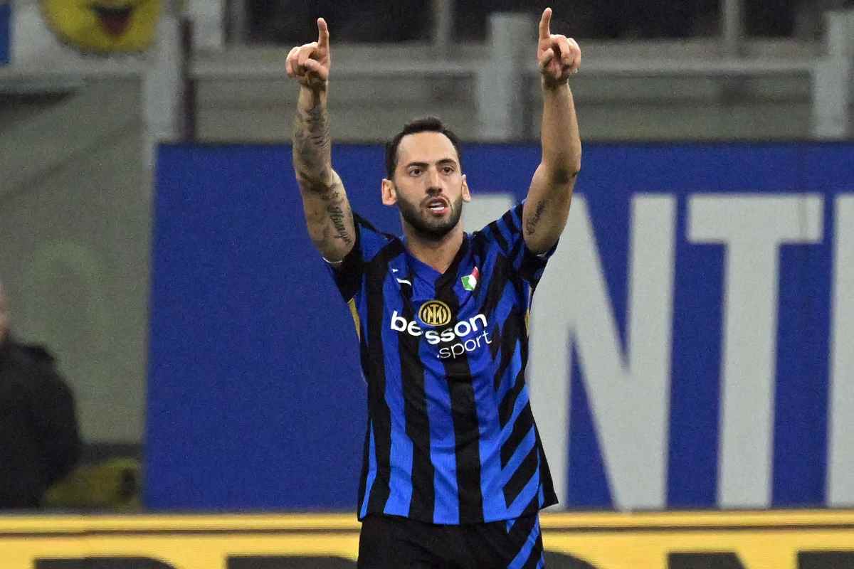 Hakan Calhanoglu esulta