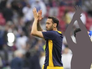 Hakan Calhanoglu applaude i tifosi dell'Inter