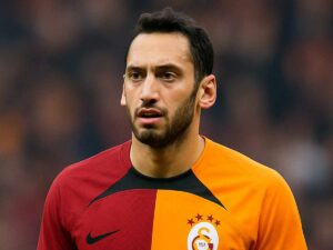 Hakan Calhanoglu, con la maglia del Galatasaray, immagine creata con IA