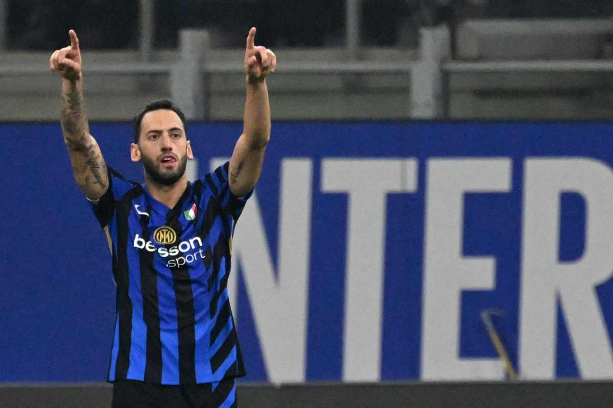 Hakan Calhanoglu festeggia con la maglia dell'Inter addosso