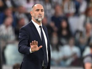 Igor Tudor fa cenno con la mano di aspettare