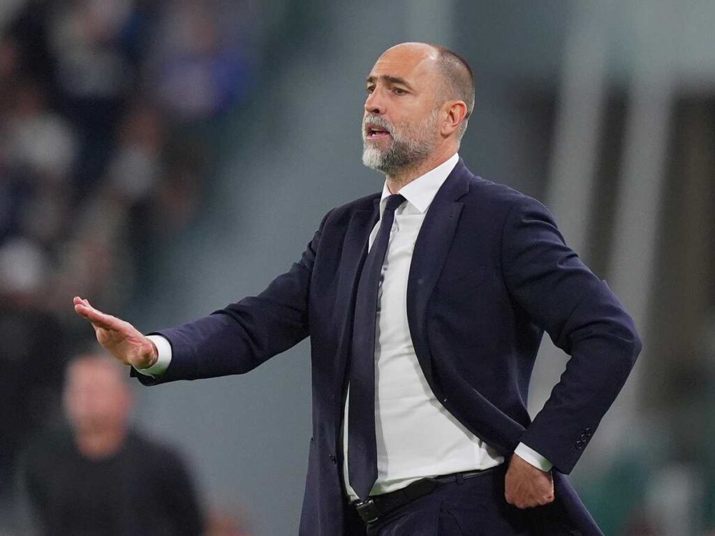 Igor Tudor fa cenno di stare calmi ai suoi calciatori