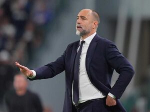 Igor Tudor fa cenno di stare calmi ai suoi calciatori