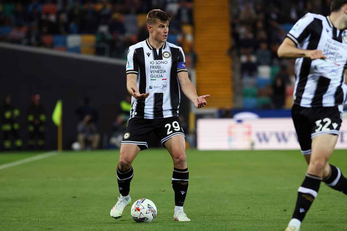 Jaka Bijol con la maglia dell'Udinese e la fascia da capitano