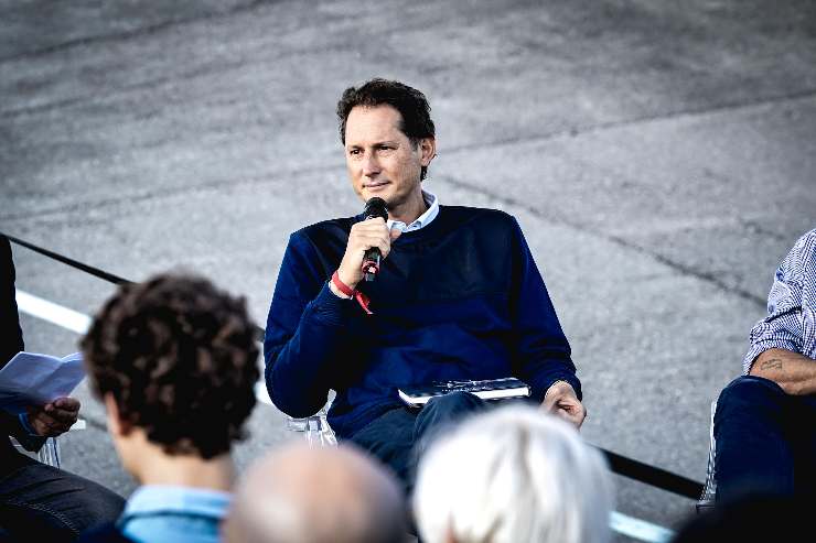John Elkann parla al microfono