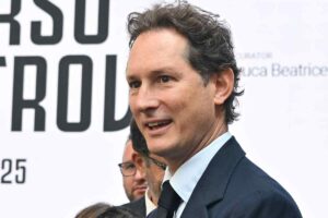 John Elkann sorride