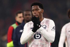Jonathan David applaude in campo