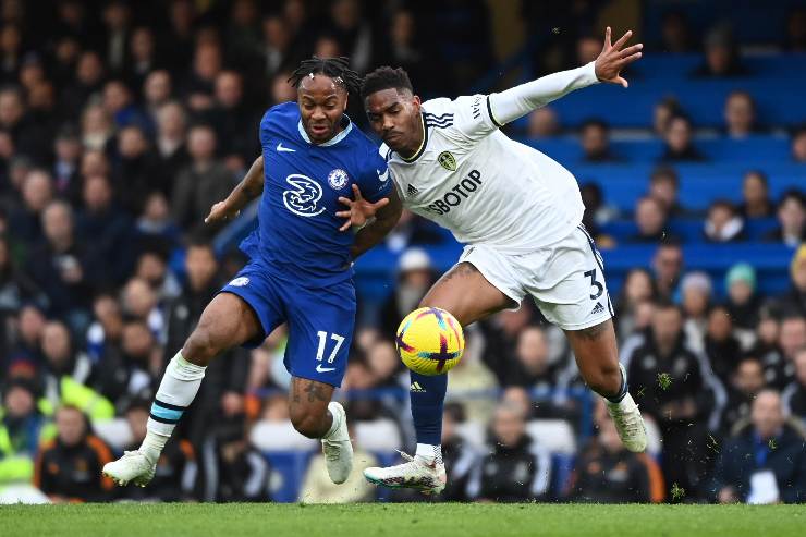 Junior Firpo contrasta Sterling