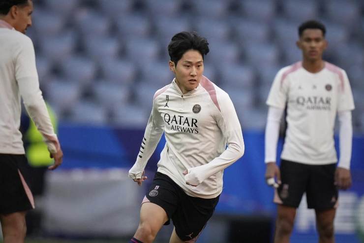 Kang-In Lee con la maglia del PSG in allenamento