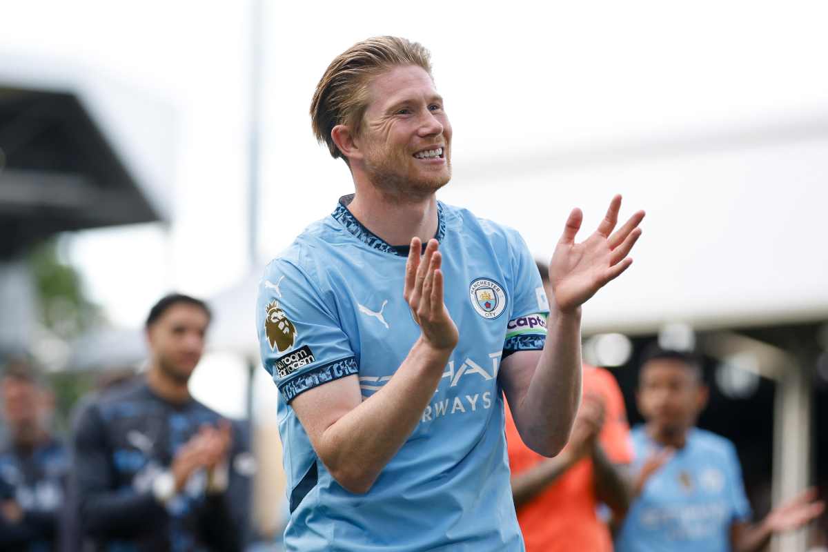 Kevin De Bruyne applaude