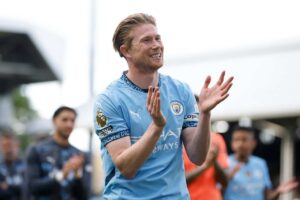 Kevin De Bruyne sorride ed applaude