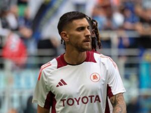 Lorenzo Pellegrini con la maglia della Roma ma senza fascia da capitano