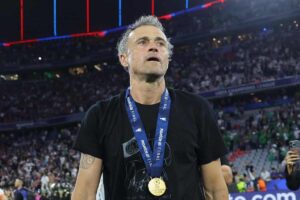 Luis Enrique con la medaglia dopo la Champions
