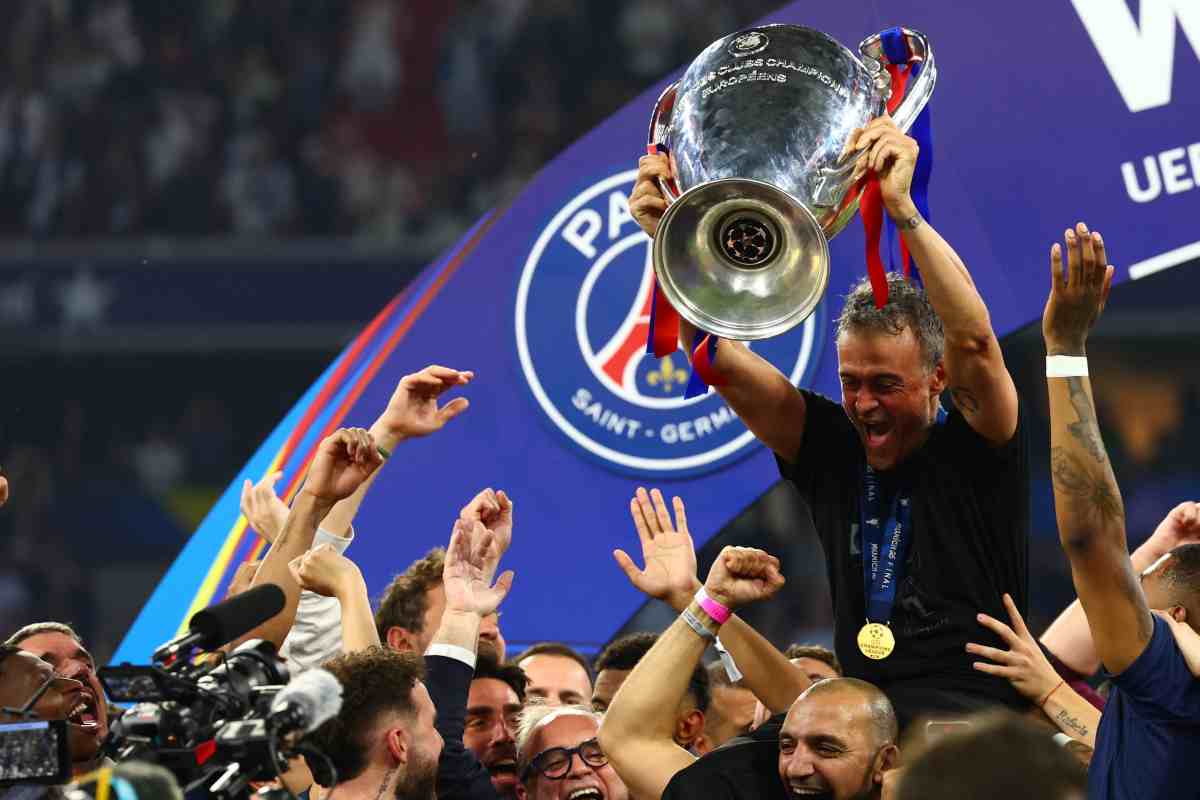 Luis Enrique mentre alza al cielo la Champions League conquistata col PSG