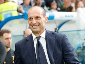 Massimiliano Allegri sorride in giacca e cravatta