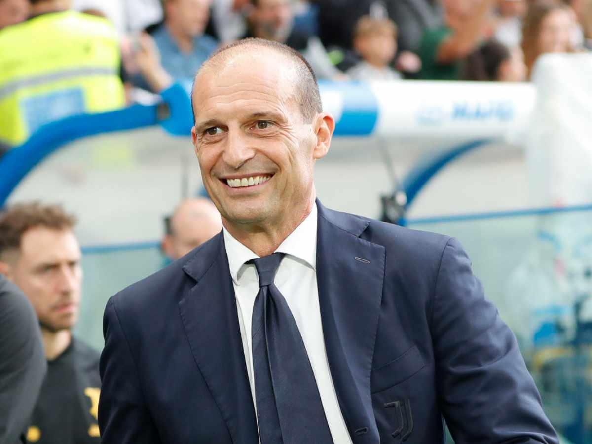 Massimiliano Allegri sorride in giacca e cravatta