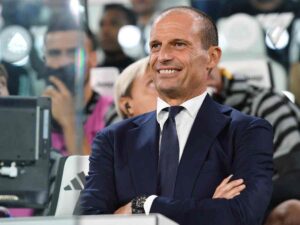 Massimiliano Allegri ride con le braccia incrociate