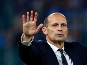 Massimiliano Allegri fa il segno di stop con la mano
