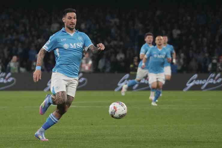 Matteo Politano in azione contro il Napoli