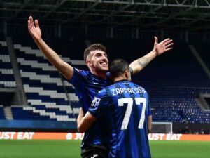 Matteo Ruggeri esulta dopo il gol in Europa League