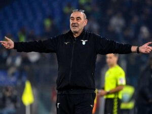 Maurizio Sarri a braccia aperte