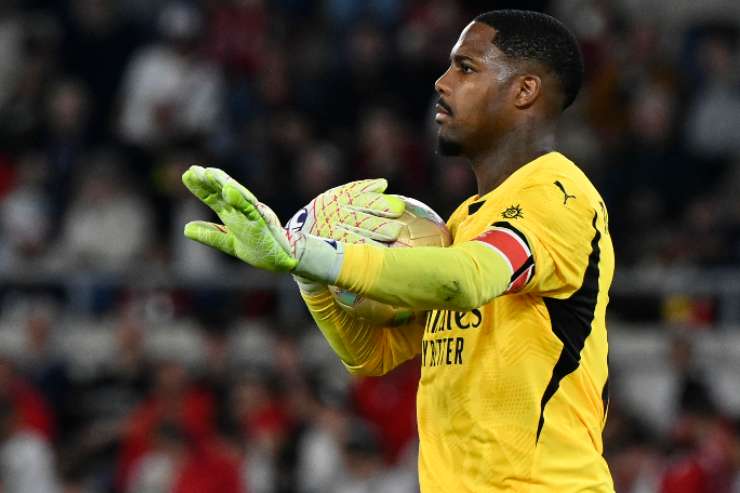 Mike Maignan in azione con il Milan