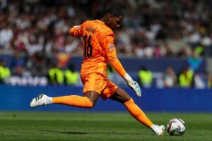 Mike Maignan rinvia il pallone