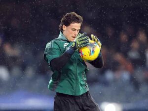 Mile Svilar della Roma mentre si allena sotto la pioggia