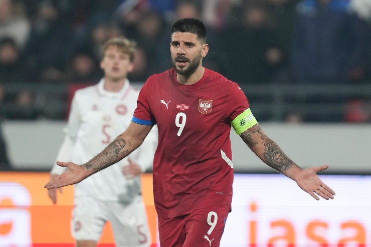 Mitrovic in campo con la nazionale 
