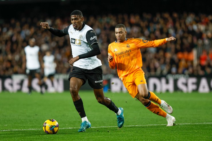 Mosquera in campo con Mbappé