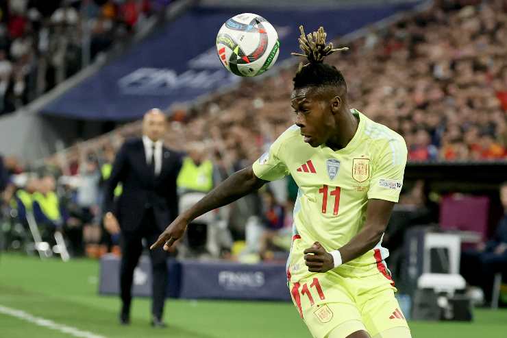 Nico Williams in azione con la Spagna