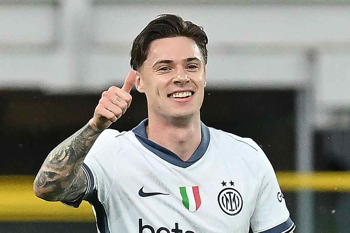 Nicola Zalewski esulta dopo il primo gol con la maglia dell'Inter