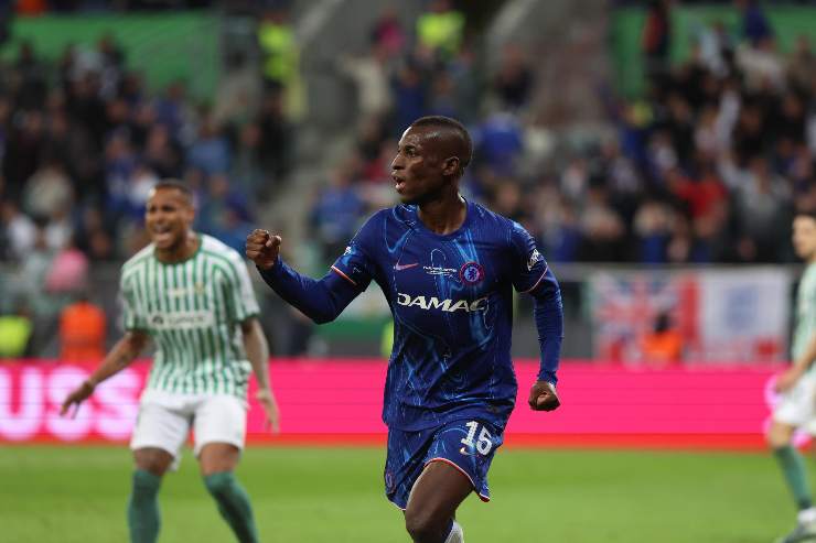 Nicolas Jackson esulta dopo il gol al Betis