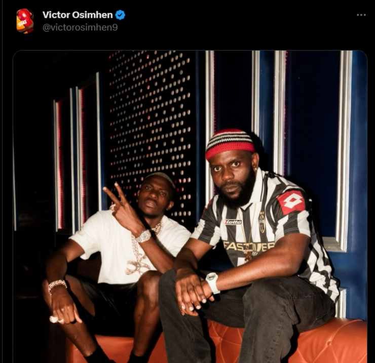 Osimhen posa con un amico in maglia Juve 