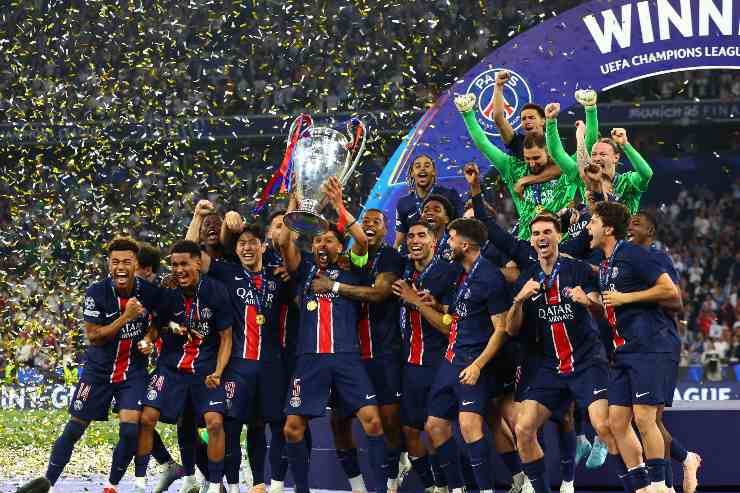 Il PSG alza la Champions League